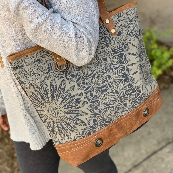 Handbags - ✨RESTOCKED✨OBJET D'ART LEATHER STRIP TOTE BAG